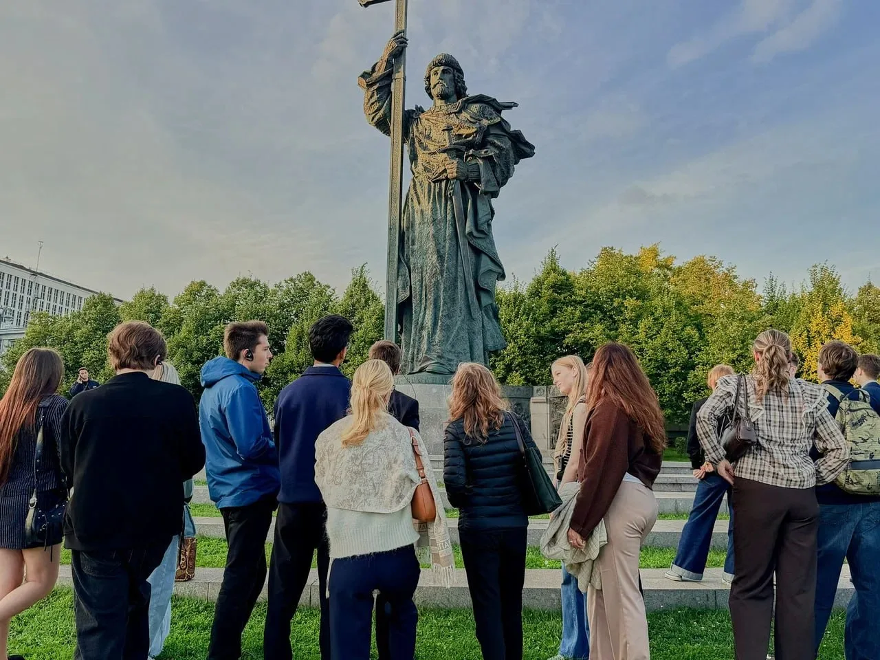 Студенты программы «Лидеры регионов» у памятника князю Владимиру в Москве во время пешеходной лекции